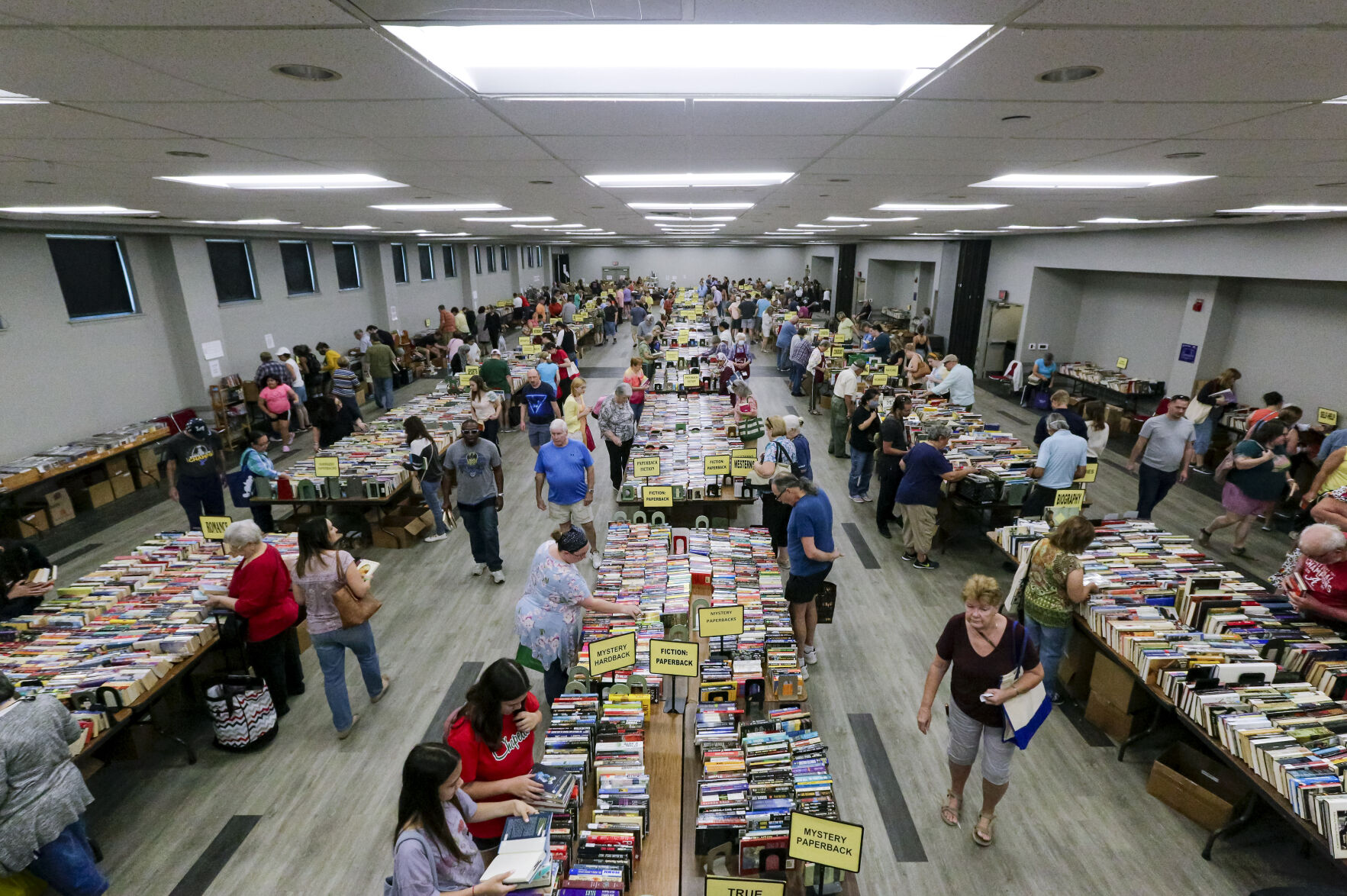 NO.booksale.nc.101922.001.jpg